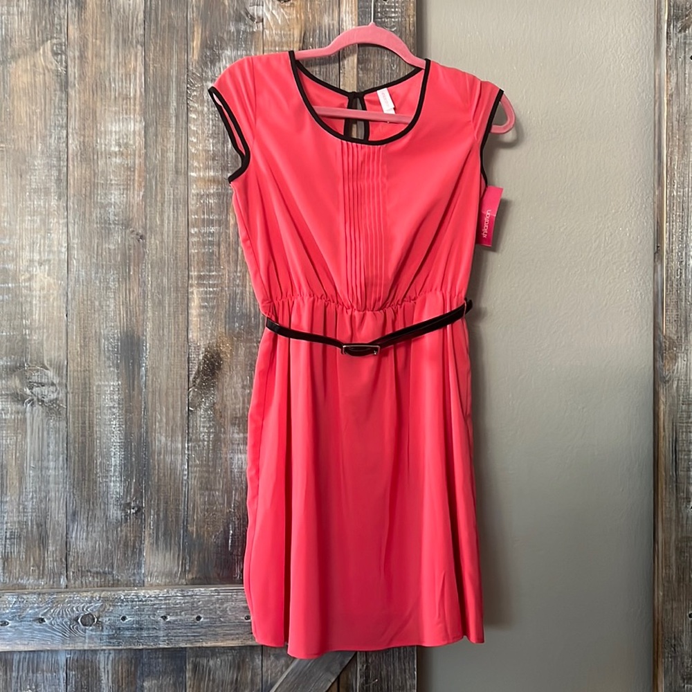 Rose dress with belt and cap sleeves